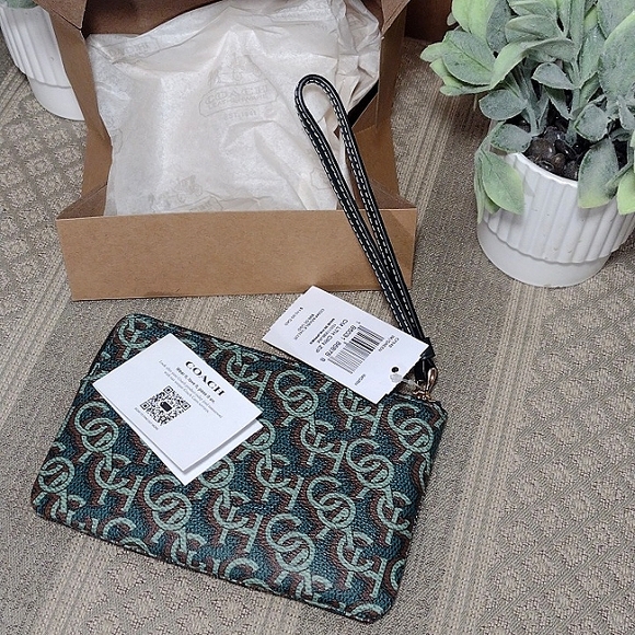 NWT Coach Green Monogram Leather wristlet - Picture 10 of 12